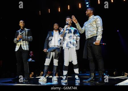 (Da sinistra a destra) Marvin Humes, JB Gill, Aston Merrygold e Oritse Williams of JLS si esibiscono sul palco durante il loro tour Arrivederci presso la LG Arena di Birmingham. Foto Stock