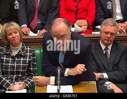 Video grab del leader dell'opposizione Michael Howard che parla alla Camera dei Comuni, Londra, durante le interrogazioni del primo Ministro. Foto Stock