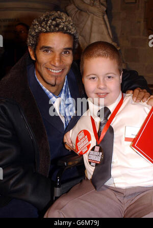 David James, portiere dell'Inghilterra e del West Ham, con Steven o'Shea di Southend-on-Sea, dopo aver ricevuto il premio Woman's Own Children of Courage Award, all'abbazia di Westminster nel centro di Londra. I premi sono stati assegnati dal vincitore della Fame Academy Alex Parks, mentre il giudice Pop Idol Simon Cowell, l'attrice Denise Van Outen e il vincitore della Coppa del mondo di rugby Josh Lewsey sono stati anch'essi a partecipare. Foto Stock