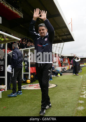 Calcio - Sky Bet League 1 - Crawley Town / Preston North End - Stadio Checktrade.com. Il direttore di Crawley Town John Gregory applaude i fan di casa prima della partita della Sky Bet League One allo stadio Checktrade.com di Crawley. Foto Stock