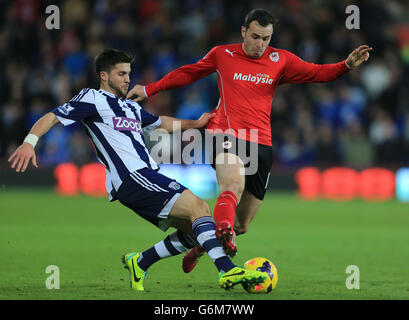 West Bromwich Albion's Shane Long affronta Jordon Mutch della città di Cardiff, durante la partita Barclays Premier League al Cardiff City Stadium di Cardiff. Foto Stock