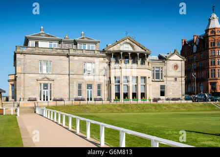 Vista della Royal e antiche clubhouse presso il vecchio corso in st Andrews in Fife, Scozia, Regno Unito Foto Stock