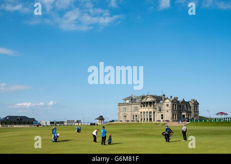 Il Royal e antiche Clubhouse accanto al XVIII verde su Old Course a St Andrews golf in Fife, Scozia, Regno Unito Foto Stock