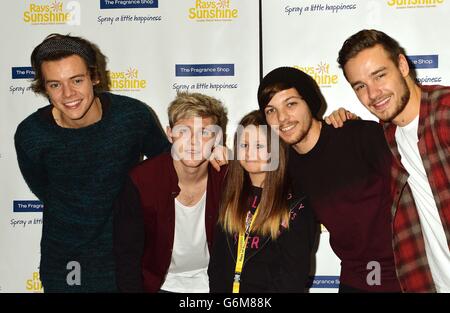 Quattro membri del gruppo di ragazzi una direzione (da sinistra a destra) Harry Styles, Niall Horan, Louis Tomlinson e Liam Payne con il fan Sara Badallaj di Londra, alla beneficenza dei bambini Rays of Sunshine mostrando del film band questo è noi al Cineworld Wembley di Londra, mentre i bambini malati hanno la possibilità di incontrare i loro eroi e vincere i biglietti per i loro concerti l'anno prossimo. Foto Stock