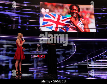 Christine Ohuruogu parla con la presentatrice Gabby Logan (a sinistra) durante i premi 2013 della BBC Sports Personality of the Year alla prima Direct Arena di Leeds. Foto Stock