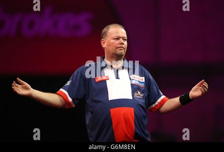 Raymond van Barneveld festeggia la sconfitta di Jamie Lewis durante il terzo giorno del campionato mondiale di freccette Ladbrokes ad Alexandra Palace, Londra. Foto Stock