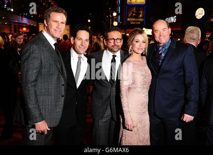 (Da sinistra a destra) Ferrell, Paul Rudd, Steve Carell, Christina Applegate e David Koechner parteciperanno alla prima inglese di Anchorman 2 al cinema Vue West End di Londra. Foto Stock