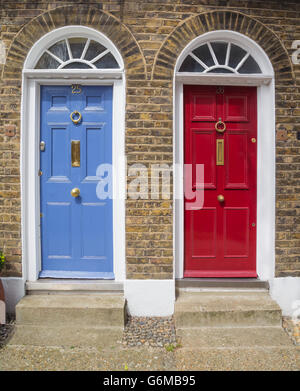 Rosso sei sul pannello della porta anteriore con colonne bianche e  lucernario vetrato di townhouse a Ludlow Shropshire England Regno Unito  Foto stock - Alamy