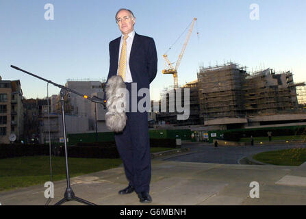 Il leader di Tory, Michael Howard, parla ai media durante la sua visita all'edificio del Parlamento scozzese a Edimburgo. Howard ha respinto i suggerimenti che egli era in contrasto con McLetchie sulla necessità di uno studio indipendente sui poteri di aumento fiscale del Parlamento scozzese. Foto Stock