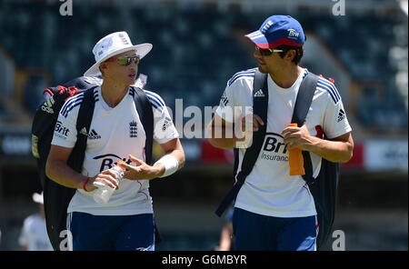 Joe Root (a sinistra) e Alastair Cook (a destra) arrivano durante una sessione di prove presso il WACA Ground, Perth, Australia. Foto Stock