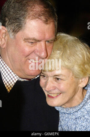 Christopher e Sharelle Henderson a casa loro vicino a Pateley Bridge nello Yorkshire Dales. Dopo aver sentito che il loro figlio produttore televisivo britannico Mark Henderson, 32 era stato rilasciato dai suoi rapitori in Colombia. Lui e altri sette furono presi in ostaggio dai ribelli ELN il 12 settembre mentre stavano viaggiando verso le rovine di 2,500 anni di Ciudad Perdida (città perduta). Foto Stock