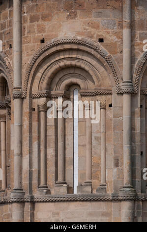 Finestra absidale. Colegiata y Claustro de Santa Juliana (Collegiata). Santillana del Mar Cantabria. Spagna. Foto Stock