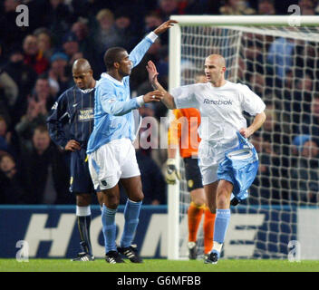 Antoine Sibierski (a destra) di Manchester City celebra il punteggio dell'equalizzatore contro Leeds United con il compagno di squadra Sylvain Distin, durante la partita della Barclaycard Premiership allo stadio City of Manchester, Manchester. Manchester City ha disegnato il 1-1 con Leeds United. Foto Stock