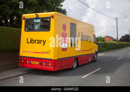 Lancashire County Council Mercedes Benz van offrendo un rurale biblioteca mobile & servizio di informazione per i borghi e le case di Tarleton, Lancashire, Regno Unito Foto Stock