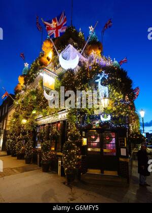 Luci di Natale a Londra. Vista generale di un'esposizione di luci di Natale al pub Churchill Arms, a Kensington, Londra ovest. Foto Stock