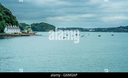 Vista lungo il Menai stretto da Bangor Pier, il Galles del Nord Foto Stock