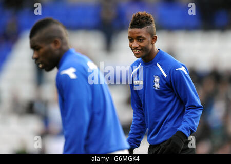 Calcio - Campionato Sky Bet - Birmingham City / Nottingham Forest - St Andrews. Demarai Grey (a destra) e Aaron McLean della città di Birmingham Foto Stock