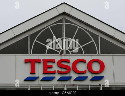 Magazzino supermercato. Una visione generale di un negozio Tesco a Burton on Trent. Foto Stock