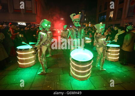 I batteristi spark si esibiscono al Carnevale invernale di Capodanno nel centro di Newcastle. Foto Stock