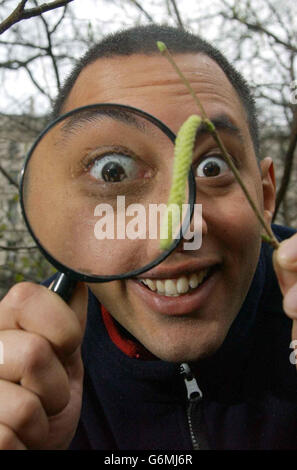 John Tickle del fratello maggiore cerca i primi segni di primavera al Wildlife Garden al Natural History Museum, come hanno avvertito gli esperti, che il Regno Unito stava andando verso un'altra primavera 'eccezionalmente presto' con il riscaldamento globale che continua a riscaldare il pianeta. Tickle ha partecipato al lancio di 'Spring into Science', un'indagine a livello nazionale sulla fenologia; lo studio della tempistica degli eventi stagionali naturali, organizzato dalla British Association for the Advancement of Science e dal Woodland Trust. Foto Stock