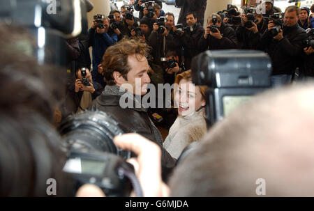 Gli attori Alyson Hannigan e Luke Perry posano per i fotografi durante una fotocellula e un lancio stampa per il loro nuovo adattamento di scena del film comico romantico del 1989 quando Harry ha incontrato Sally fuori dal Theatre Royal nel Hatmarket di Londra. La rappresentazione si apre a teatro il 20 gennaio. Foto Stock