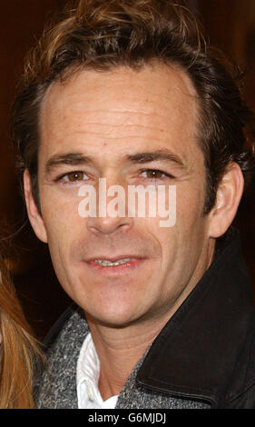 L'attore Luke Perry si pone per i fotografi durante una fotocall e un lancio della stampa per il suo nuovo adattamento di scena del film di commedia romantica del 1989 quando Harry incontrò Sally fuori dal Theatre Royal nell'Hatmarket di Londra. Il gioco, che è anche protagonista Alyson Hannigan apre al teatro il 20 gennaio. Foto Stock