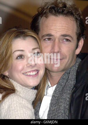 Gli attori Alyson Hannigan e Luke Perry posano per i fotografi durante una fotocellula e un lancio stampa per il loro nuovo adattamento di scena del film comico romantico del 1989 quando Harry ha incontrato Sally fuori dal Theatre Royal nel Hatmarket di Londra. La rappresentazione si apre a teatro il 20 gennaio. Foto Stock
