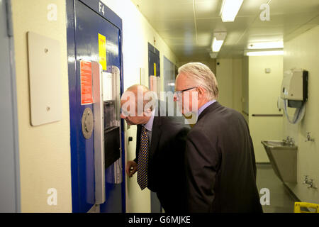 Assistenza e supporto il Ministro Norman Lamb e il Ministro della polizia e della Giustizia penale Damian Green lanciano un progetto pilota che mette gli infermieri di salute mentale nelle stazioni di polizia e nei tribunali. Il pilota è stato lanciato alla stazione di polizia Bethnal Green a Londra Est. Foto Stock