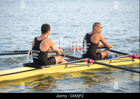 RIO DE JANEIRO - Aprile 2, 2016: Brasiliano rematori di prepararsi a competere in una gara su Lagoa Rodrigo de Freitas. Foto Stock