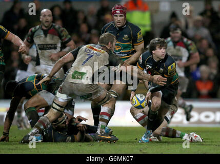 Lee Dickson di Northampton Saints è affrontato da Chris Robbhaw di Harlequins Foto Stock