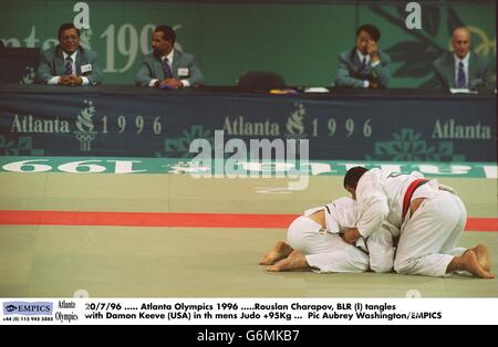 20/7/96, Olimpiadi di Atlanta 1996, Rouslan Charapov, BLR (l) grovigli con Damon Keeve (USA) nel Mens Judo +95kg Foto Stock