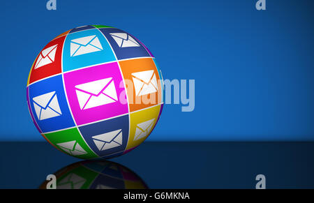 Web marketing e-mail e sito newsletter online il concetto di business con un globo e icona e-mail illustrazione su sfondo blu. Foto Stock