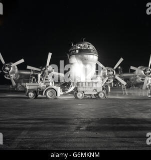 Degli anni Cinquanta, storico, il 'Clipper costituzione" Boeing 377 Stratocruiser aeromobile sottoposto a interventi di manutenzione presso l'aeroporto di Dublino di notte. Un Pan American World Airways (PAA) aereo aveva quattro elica motori. Foto Stock