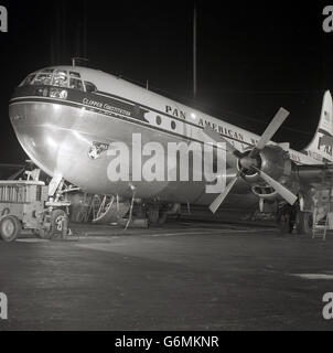 Degli anni Cinquanta, storico, vista la "Costituzione Clipper' Boeing 377 Stratocruiser aeromobili parcheggiati al di fuori di un aeroporto. La Pan American World Airways è stata la prima azienda ad operare il propellered-guidato aereo di linea. Foto Stock
