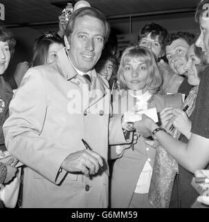 Intrattenimento - Andy Williams - Aeroporto di Heathrow, Londra. Il cantante americano Andy Williams ha fatto un giro di tifosi al suo arrivo all'aeroporto di Heathrow. Foto Stock