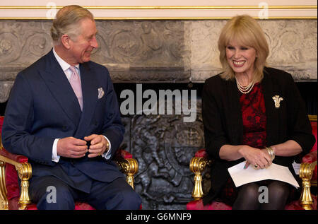 Il Principe del Galles, il Presidente delle Arti e degli Affari con l'ospite Joanna Lumley ad una cerimonia per la Medaglia del Principe del Galles per la Filantropia delle Arti per il 2013, al St James's Palace a Londra. Foto Stock