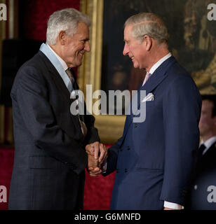 Il Principe del Galles (a destra) il Presidente delle Arti e degli Affari scuote la mano con Ian Stoutzker in una cerimonia per la Medaglia del Principe del Galles per la Filantropia delle Arti per il 2013, al St James's Palace a Londra. Foto Stock