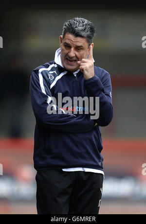 Il direttore di Crawley Town John Gregory durante la partita Sky Bet League One allo stadio Checktrade.com di Crawley. Foto Stock