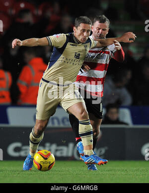 Michael Brown e Richard Wellens degli Doncaster Rovers di Leeds United lottano per la palla Foto Stock