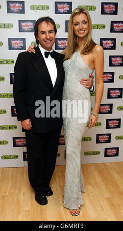 Il cantante Chris De Burgh e sua figlia, Miss World Rosanna Davison arrivano per l'annuale British Comedy Awards agli London Television Studios a sud di Londra. Foto Stock