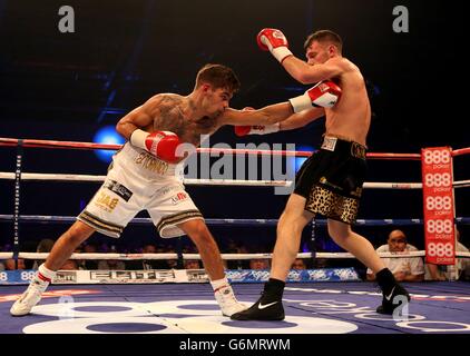 Cassius Connor (a destra) in azione con Tyler Goodjohn durante la leggera battaglia dei pesi di saldatura all'Excel Arena di Londra. Foto Stock