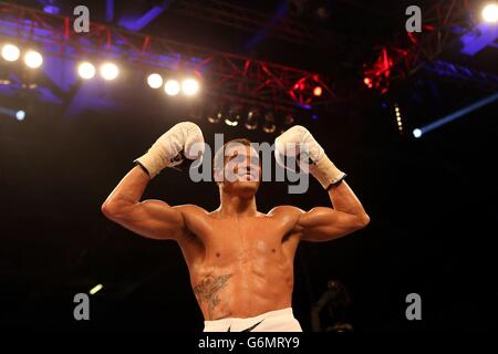 Anthony Ogogo celebra la sconfitta di Dan Blackwell nel suo incontro di pesi medi all'Excel Arena di Londra. Foto Stock