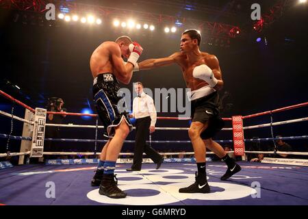 Pugilato - Salone di Natale di Matchroom - Excel Arena. Anthony Ogogo (a destra) in azione con Dan Blackwell nel loro Middleweight Bout all'Excel Arena di Londra. Foto Stock