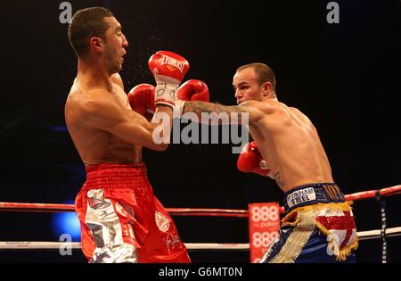 Kevin Mitchell (a destra) in azione con Karim El Ouazghari nel loro IBF InterContinental Lightweight Title Fight all'Excel Arena di Londra. Foto Stock