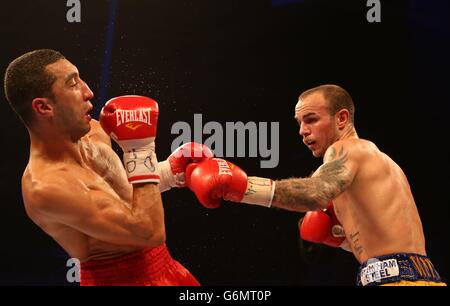 Kevin Mitchell (a destra) in azione con Karim El Ouazghari nel loro IBF InterContinental Lightweight Title Fight all'Excel Arena di Londra. Foto Stock