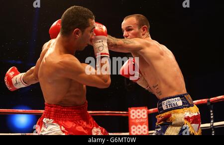 Pugilato - Salone di Natale di Matchroom - Excel Arena. Kevin Mitchell (a destra) in azione con Karim El Ouazghari nella loro IBF InterContinental Lightweight Title Fight alla Excel Arena di Londra. Foto Stock