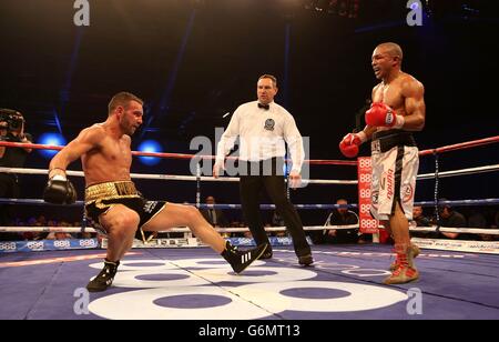 Leonard Bundu (a destra) abbatte Lee Purdy poco prima che l'arbitro interrompesse la loro lotta EBU Welterweight Title all'Excel Arena di Londra. Foto Stock