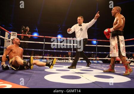 Leonard Bundu (a destra) ha abbattuto Lee Purdy nella loro battaglia del titolo del Welterweight dell'EBU alla Arena di Excel, Londra. Foto Stock