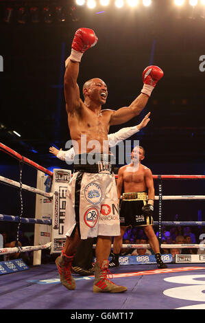 Pugilato - Salone di Natale di Matchroom - Excel Arena. Leonard Bundu celebra la sconfitta di Lee Purdy mentre l'arbitro ferma la loro lotta EBU Welterweight Title all'Excel Arena di Londra. Foto Stock