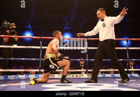 Pugilato - Salone di Natale di Matchroom - Excel Arena. Lee Purdy si alza dopo essere stato abbattuto da Leonard Bundu nella loro lotta EBU Welterweight Title alla Excel Arena di Londra. Foto Stock